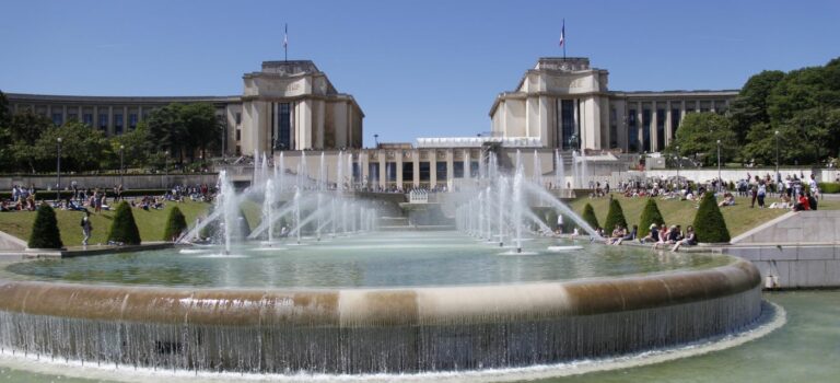 jets d'eau de la place du trocadero a paris pour illustrer les fortes chaleurs et la canicule