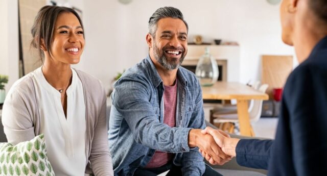 Couple rencontrant un conseiller pour discuter de leur assurance prêt immobilier