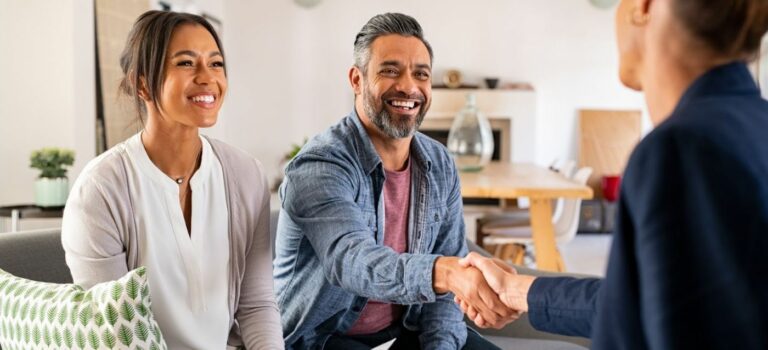 Couple rencontrant un conseiller pour discuter de leur assurance prêt immobilier