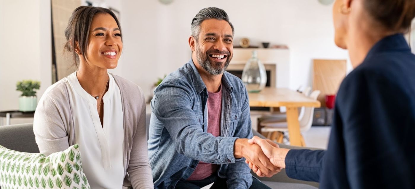 Couple rencontrant un conseiller pour discuter de leur assurance prêt immobilier