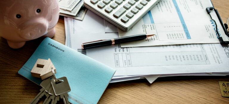 Calculatrice, cles et documents poses sur un bureau pour illustrer l'assurance emprunteur d'un credit immobilier