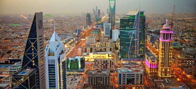vue aerienne de Ryad la nuit en Arabie Saoudite