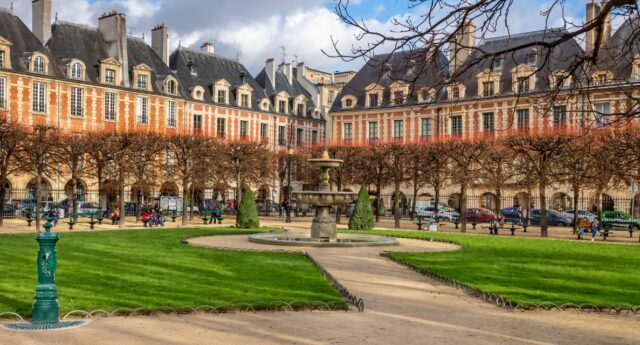 La place des Vosges a Paris pour illustrer l'immobilier dans le Marais