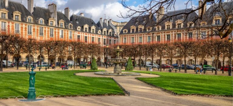 La place des Vosges a Paris pour illustrer l'immobilier dans le Marais
