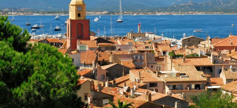 Vue de Saint-Tropez avec la mer en arrère plan