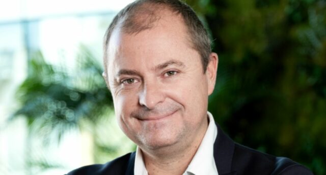 Portrait d'Antoine Jouteau qui quitte la direction de leboncoin apres 16 ans de succes
