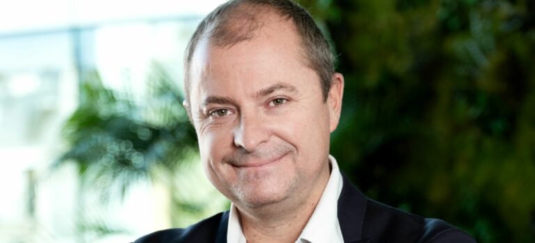 Portrait d'Antoine Jouteau qui quitte la direction de leboncoin apres 16 ans de succes