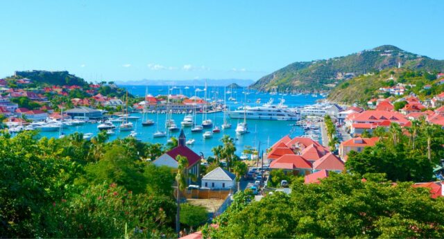 vue panoramique du port de Gustavia a Saint-Barth aux Antilles