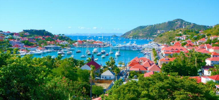 vue panoramique du port de Gustavia a Saint-Barth aux Antilles