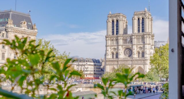 Appartement a vendre avec vue sur les quais de Seine et Notre Dame