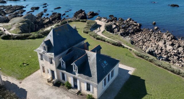 Villa historique en Bretagne face à la mer a vendre par Barnes