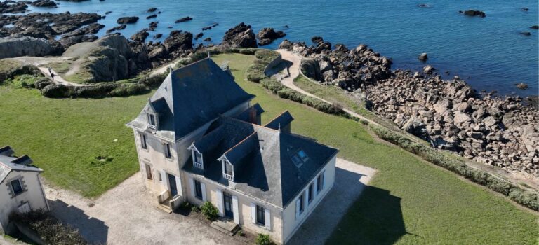 Villa historique en Bretagne face à la mer a vendre par Barnes