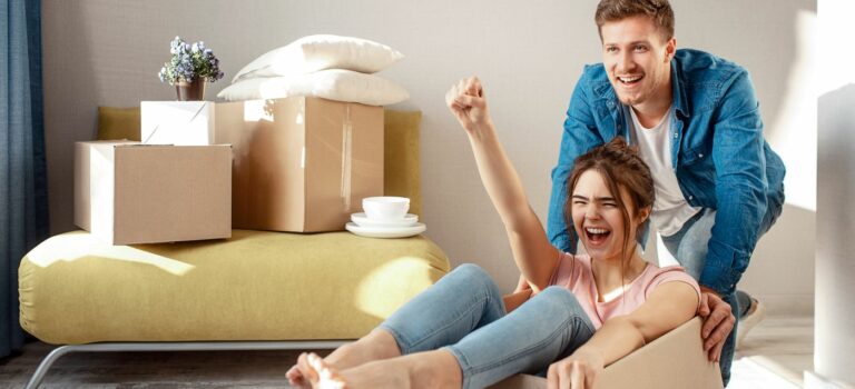 Jeune couple heureux fetant son emmenagement apres l’achat de leur premier appartement