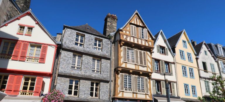 Ruebordee de maisons mitoyennes anciennes pour illustrer la jurisprudence sur la garantie des vices cachés.