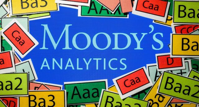 patchwork avec les différentes notes de Moody's et le logo de l'agence de notation Moodys au milieu