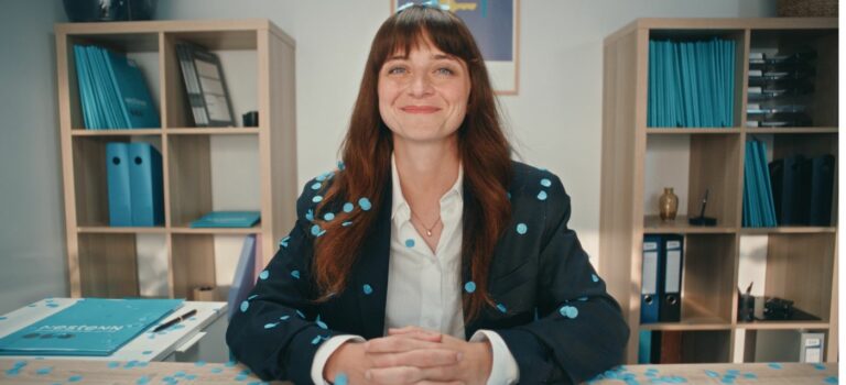 spot pub tv nestenn une femme agent immobilier nestenn au bureau