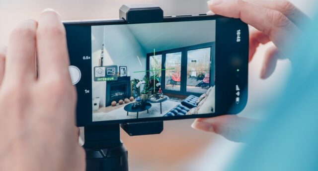 Agent immobilier utilisant l’intelligence artificielle pour photographier un intérieur avec l’application Nodalview