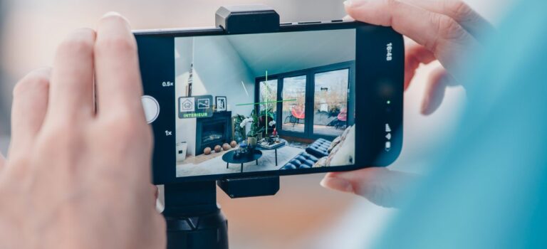 Agent immobilier utilisant l’intelligence artificielle pour photographier un intérieur avec l’application Nodalview