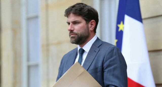 Vincent Jeanbrun, Ministre de la ville et du logement sur le perron de l'elysee
