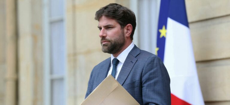 Vincent Jeanbrun, Ministre de la ville et du logement sur le perron de l'elysee