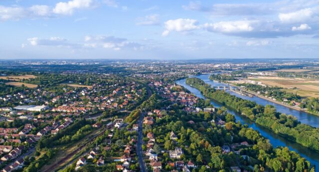 Vue aerienne de quartiers residentiels franciliens longeant la Seine