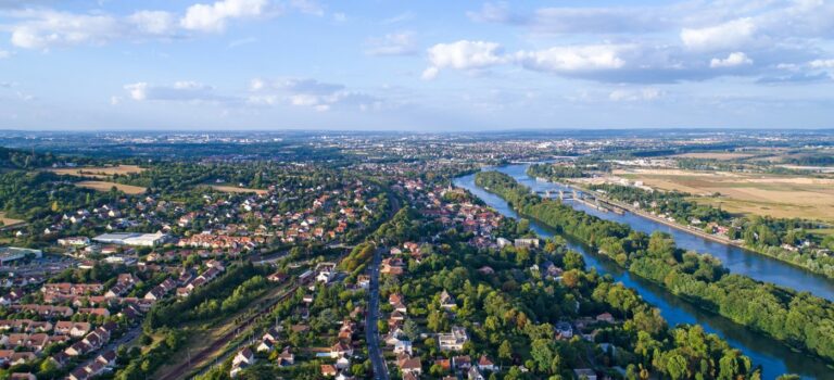 Vue aerienne de quartiers residentiels franciliens longeant la Seine