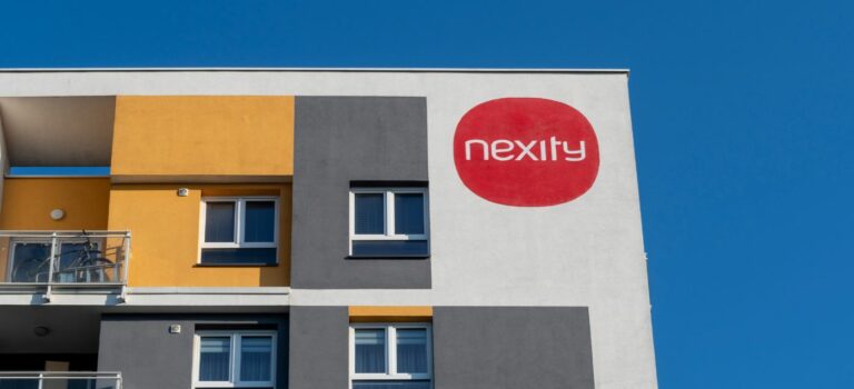 facade d'un immeuble neuf avec le logo nexity
