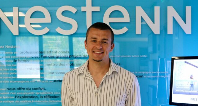 Portrait de l'agent immobilier Nestenn Benjamin Kerbellec devant son agence immobiliere