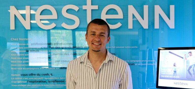 Portrait de l'agent immobilier Nestenn Benjamin Kerbellec devant son agence immobiliere