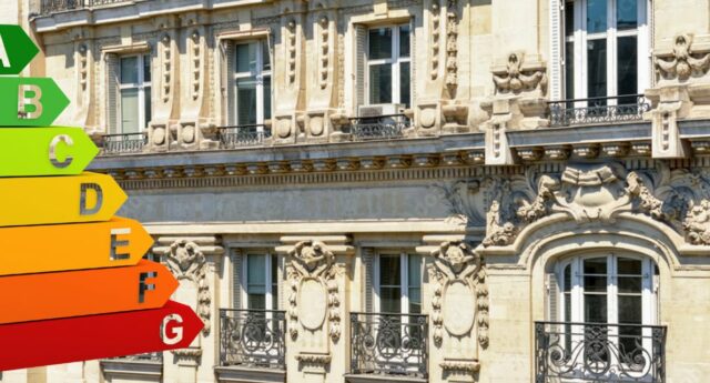 Facade d’immeuble ancien avec echelle DPE illustrant la baisse des passoires energetiques.