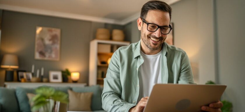 mandataire immoblier travaillant de chez lui devant son ordinateur