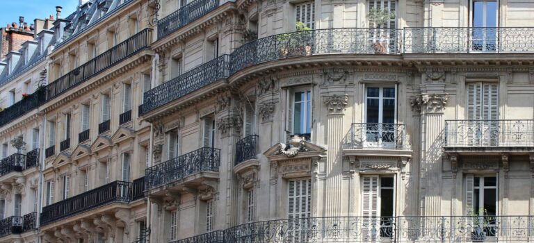 Façades haussmanniennes illustrant la reprise du marche de l’immobilier ancien selon les chiffres Notaires-Insee