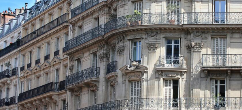 Façades haussmanniennes illustrant la reprise du marche de l’immobilier ancien selon les chiffres Notaires-Insee