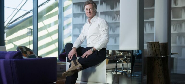 Portrait de Sebastien Bazin, president d'Accor dans son bureau