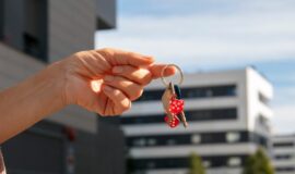 main tendant une cle