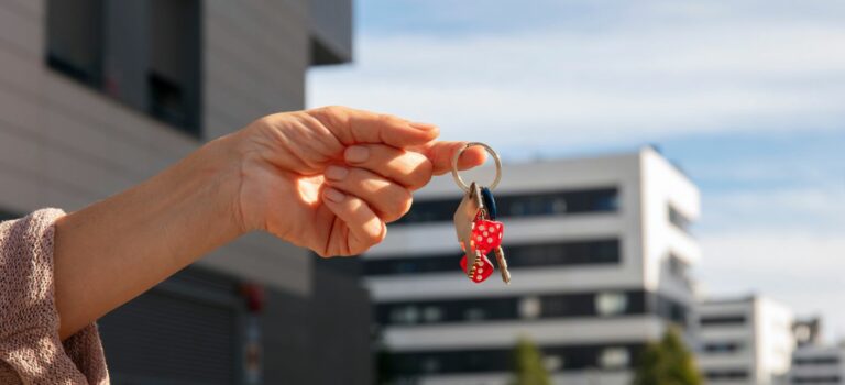 main tendant une cle