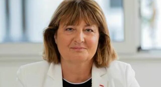 Portrait de Danielle DUbrac, présidente de l'UNIS dans son bureau