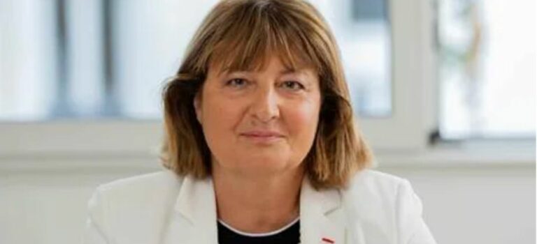 Portrait de Danielle DUbrac, présidente de l'UNIS dans son bureau