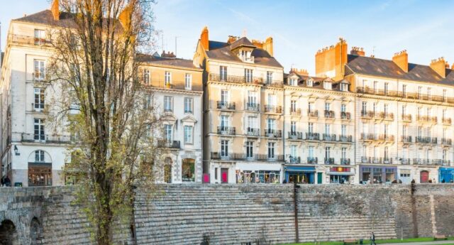 immeubles sur la canal saint-martin a Paris dans le 10e arrondissement