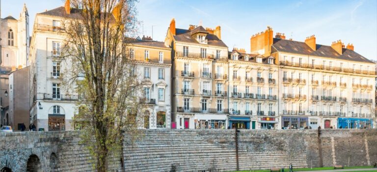 immeubles sur la canal saint-martin a Paris dans le 10e arrondissement