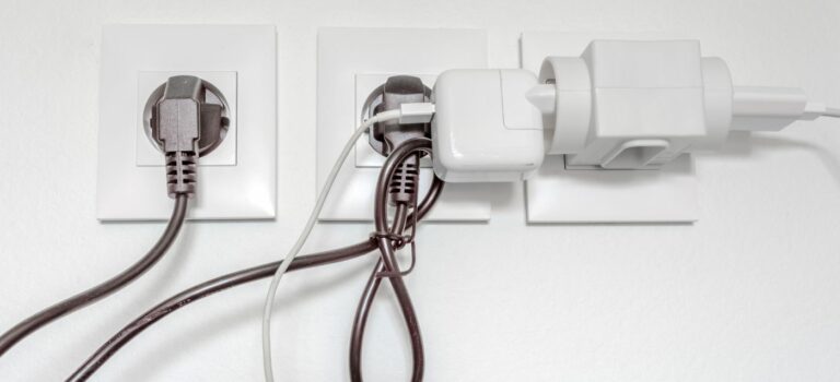 comment eviter les surcharges electriques