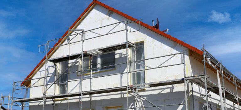 Travaux de renovation energetique d’une maison individuelle, aides MaPrimeRenov’ suspendues en 2026