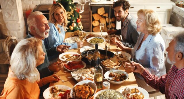 famille attablee lors d'un repas de noel