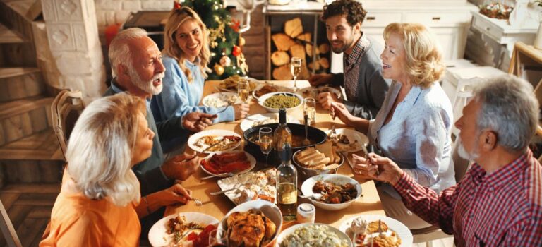 famille attablee lors d'un repas de noel