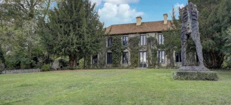 la maison-atelier du sculpteur du parfum Serge Mansau est proposee a la vente par Barnes.