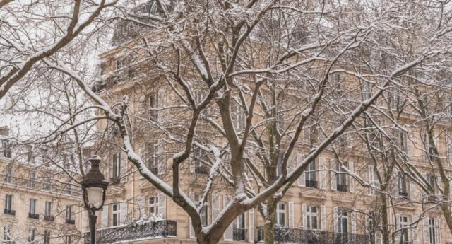 immeubles haussmanniens a Paris sous la neige pour illustrer le ralentissement immobilier