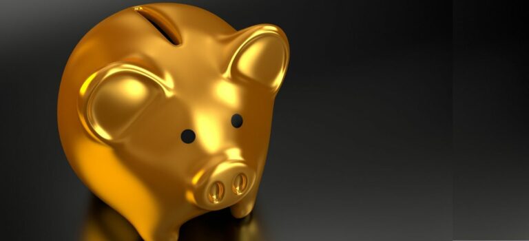 cochon tirelire doree pour illustrer l'epargne