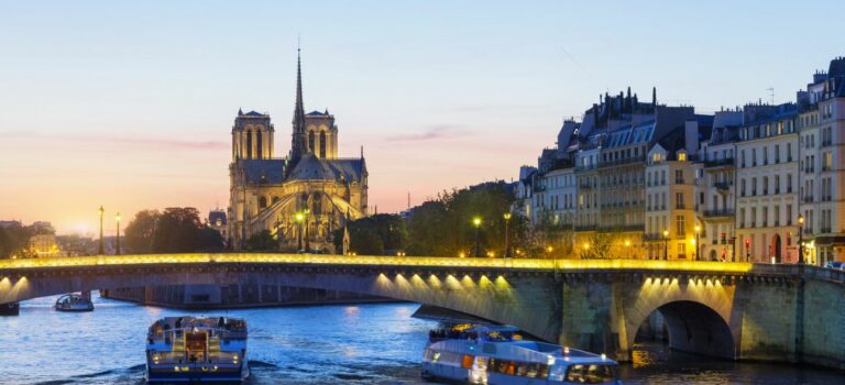 La Seine a Paris avec Notre Dame au fond et les quais de Seine