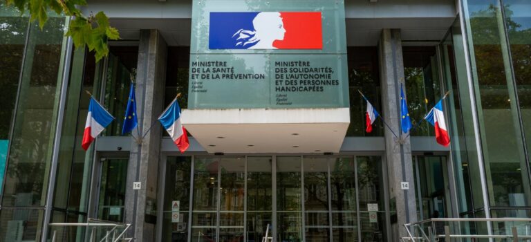 entree du ministere de la sante et de la prevention et du ministere des solidarites, de l'autonomie et des personnes handicapees