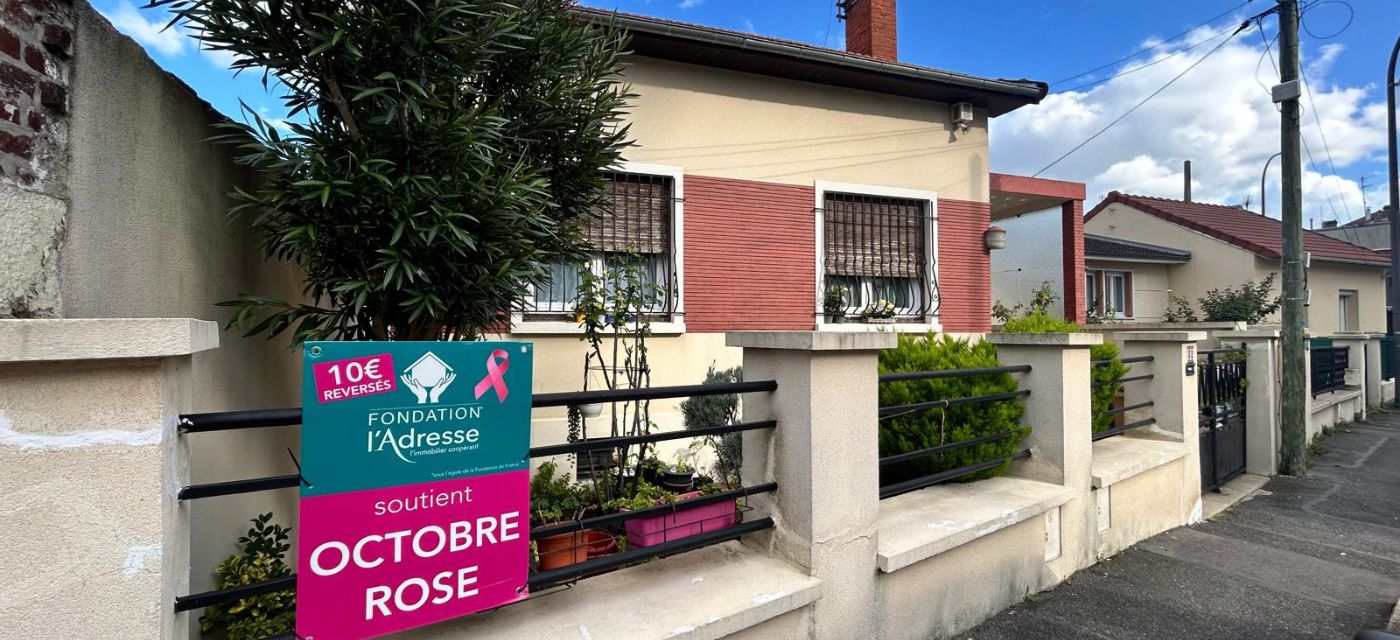 Panneau Octobre Rose de la Fondation l’Adresse affiché-e devant une maison individuelle, indiquant 10 euros reverses par panneau pose